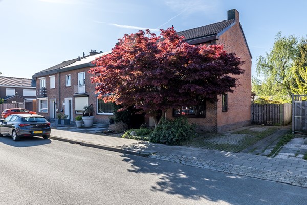 Foto - Te koop: Vlakbij het winkelcentrum in het geliefde, rustige Schaesberg ligt deze charmante, geïsoleerde hoekwoning met een verrassend ruime, multifunctionele zolderverdieping. 